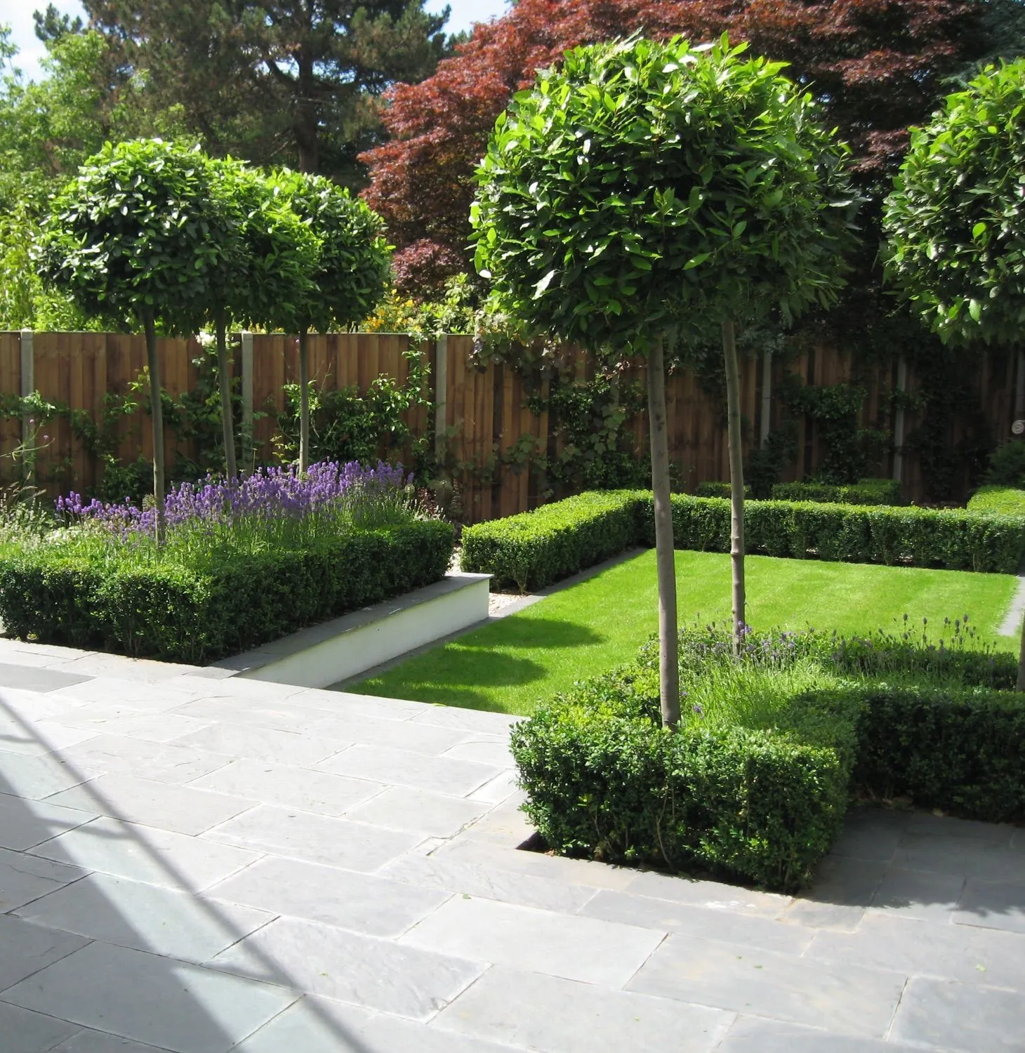 "Service d'entretien de jardin à Rabat - Professionnels Florini réalisant la tonte, taille et maintenance des espaces verts pour particuliers et entreprises à Rabat"